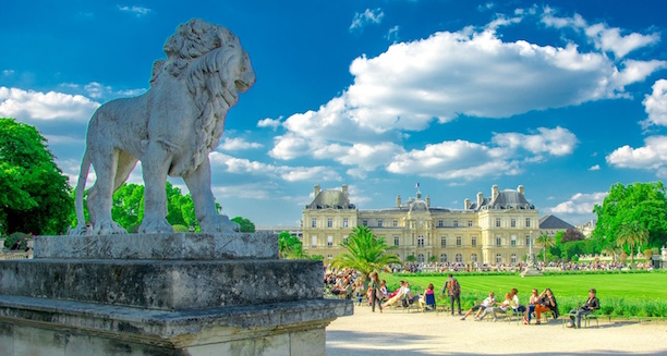 Le Jardin du Luxembourg à Paris comportant une statue de lion en pierre, l’une des nombreuses sculptures qui ornent le parc