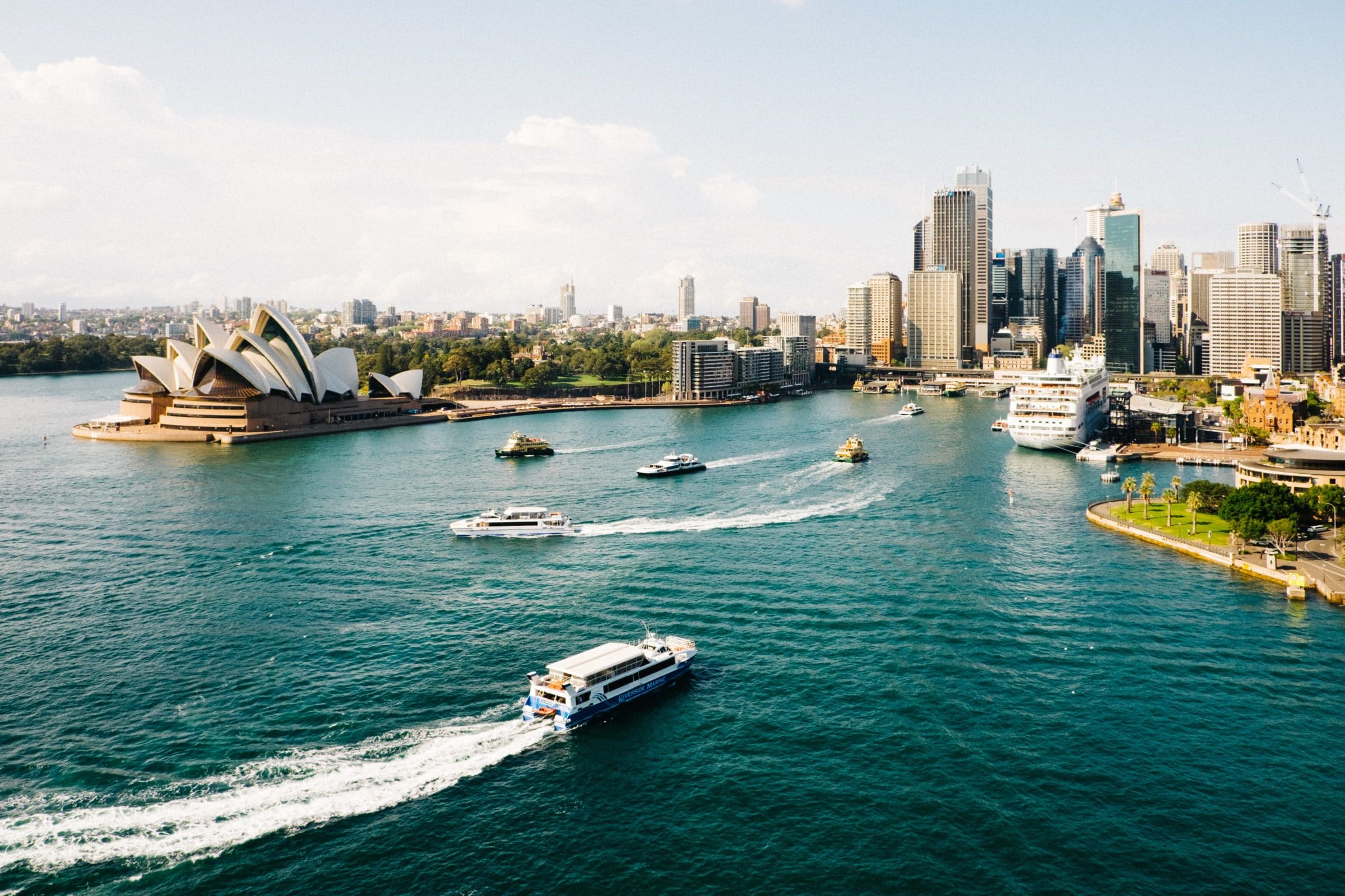 L’Opéra de Sydney (Sydney Opera House), avec son architecture iconique en forme de voiles blanches, classé au patrimoine mondial de l’UNESCO