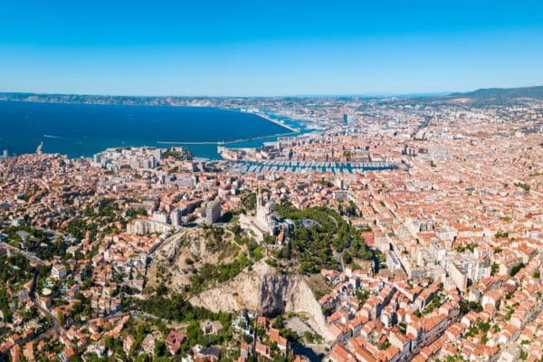 Vue aérienne de Marseille et du Vieux-Port, secteur dynamique pour l’investissement locatif.