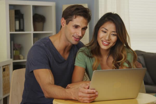 Un couple qui est en train de chercher un bien immobilier pour investir