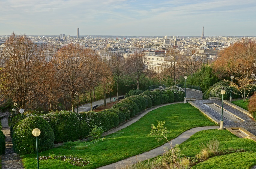 Vue panoramique de Paris depuis le parc de Belleville, avec la tour Eiffel en toile de fond.