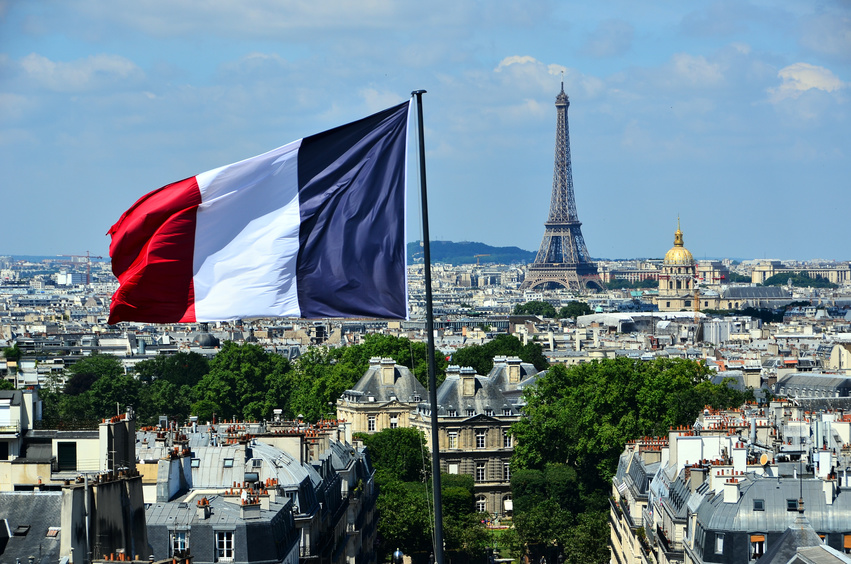 Vue de Paris à l'arrière du drapeau français