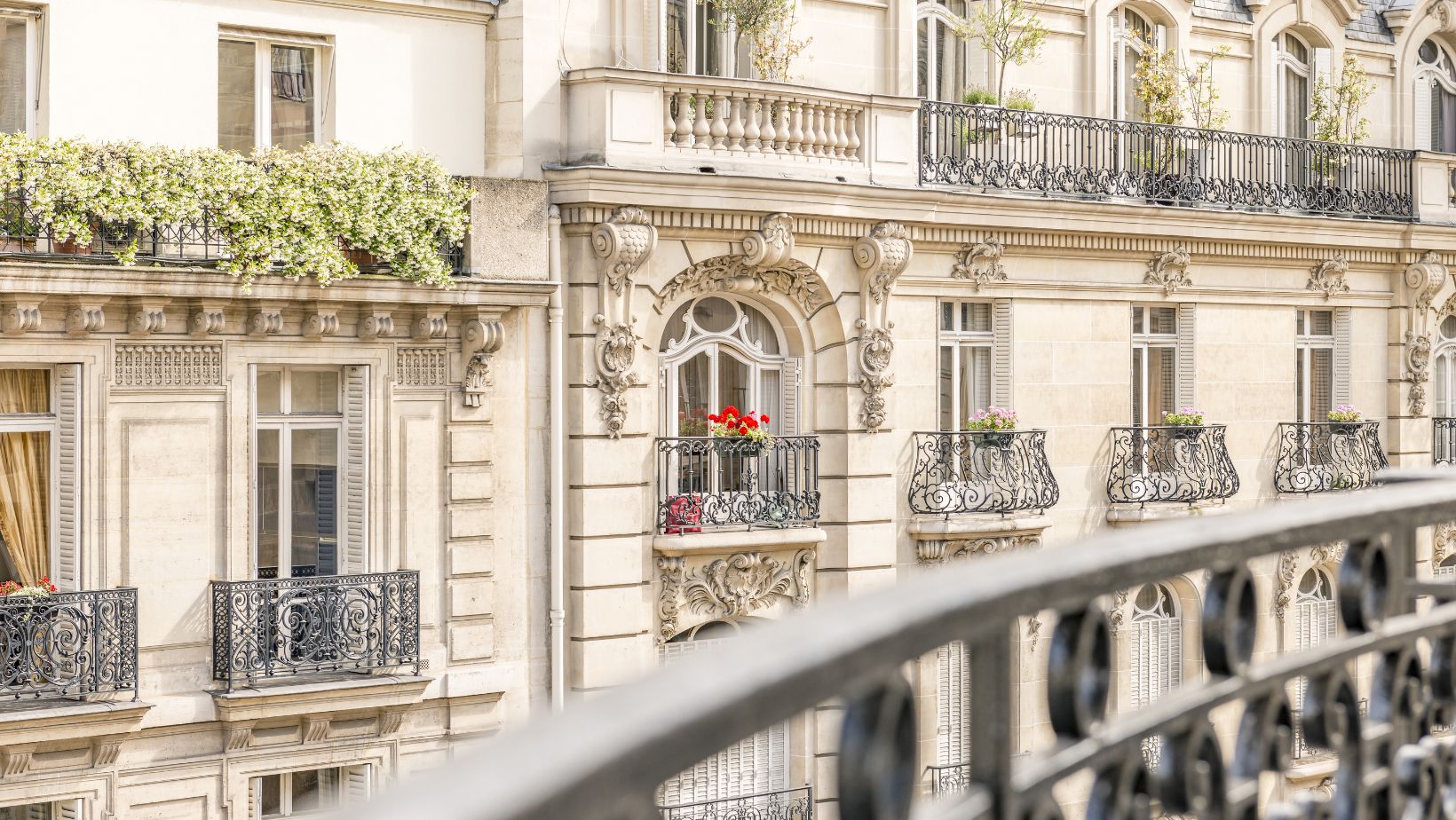 Un immeuble de rapport vu de l'extérieur, idéal pour un investissement locatif en France