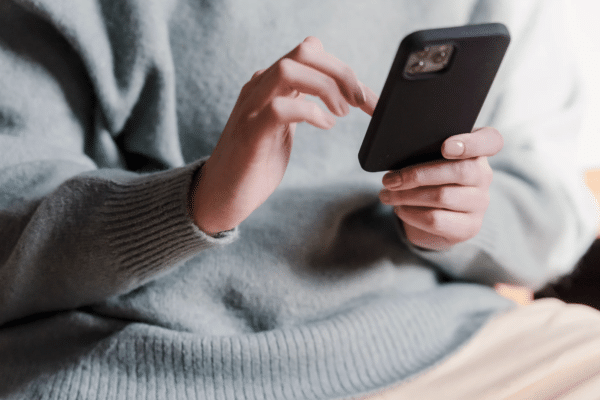 La gestion simplifiée depuis son smartphone illustre parfaitement l’avantage d’un syndic en ligne : plus de réactivité, un suivi transparent et des coûts optimisés pour les copropriétaires.