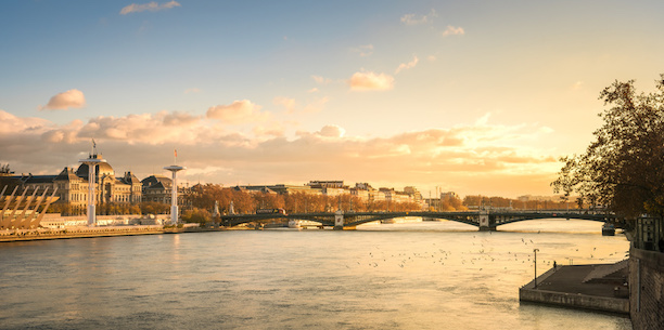 Vue du Rhône à Lyon au coucher du soleil, quartier attractif pour investir