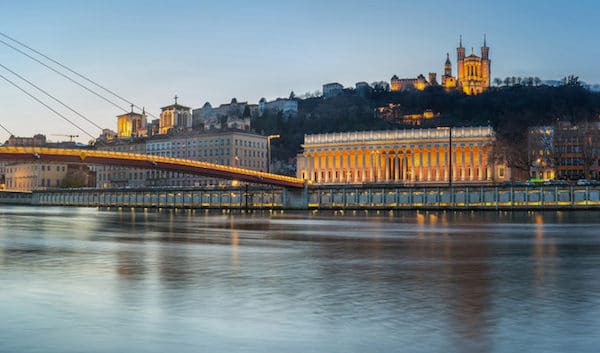 La colline de Fourvière, avec tout en haut la basilique Notre-Dame de Fourvière, monument emblématique de la ville