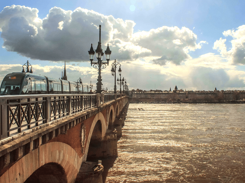 Investir à Bordeaux : dynamisme locatif au cœur d’une ville attractive et bien desservie