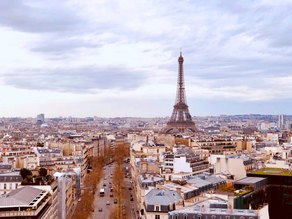 Vue de Paris avec la tour Eiffel, symbole touristique et dynamisme du marché immobilier parisien