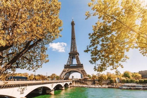 La Tour Eiffel, prise depuis le pont d’Iéna au-dessus de la Seine