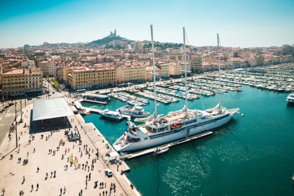 Une vue emblématique du Vieux-Port de Marseille, Le bassin rempli de voiliers et yachts, dont un grand voilier au premier plan