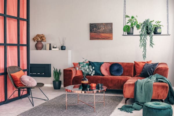 Un salon moderne et chaleureux au design contemporain, idéal pour séduire les locataires recherchant confort et style dans un logement clé en main.