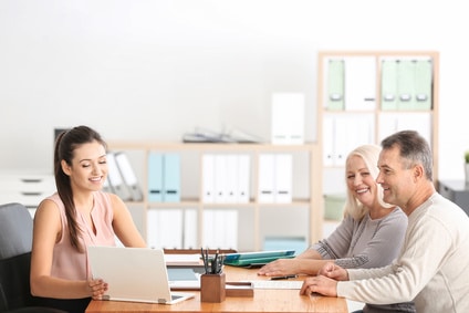 Des personnes en pleine discussion sur un projet locatif