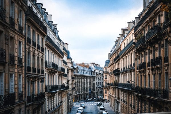 Cette photo représente une rue haussmannienne typique à Paris, très utile pour illustrer des contenus liés à l’investissement immobilier parisien ou à l’architecture du patrimoine