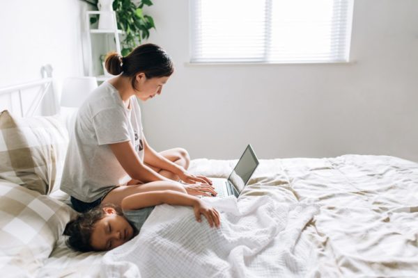 Une femme qui est en train de faire une demande de crédit immobilier