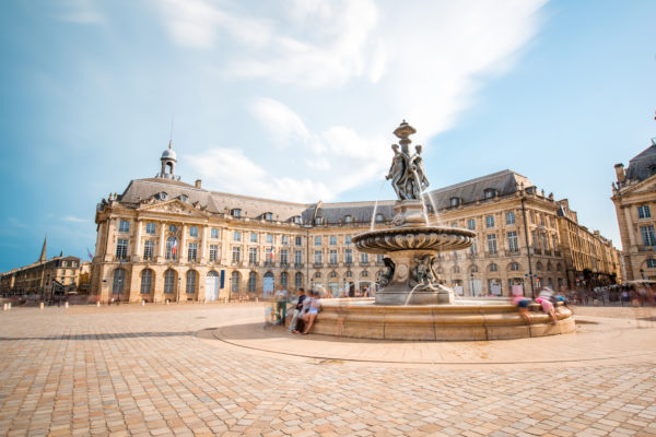 Place de la Bourse in Bordeaux: an iconic landmark showcasing the city’s architectural elegance. With its strong tourist appeal and thriving economy, Bordeaux is a prime destination for rental investment, especially in the furnished rental market.