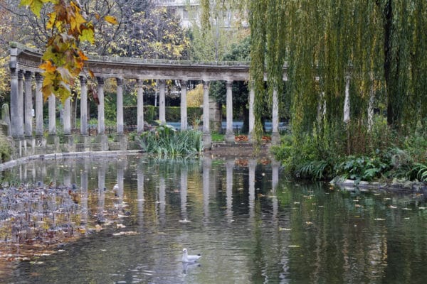 Le parc Monceau, célèbre pour ses colonnades romantiques et son étang paisible, au cœur du 8ᵉ arrondissement de Paris.
