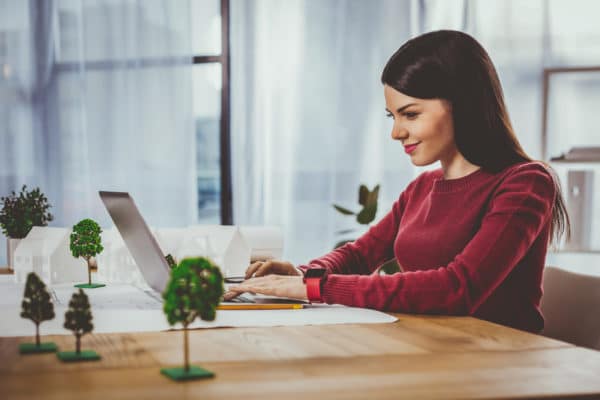 Conseillère en investissement immobilier travaillant sur un projet de construction et d’urbanisme.