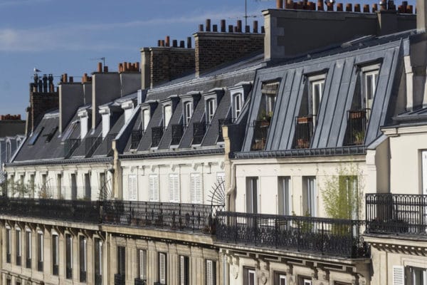 Appartement haussmannien à Paris : investir dans un bien de caractère au fort potentiel locatif.
