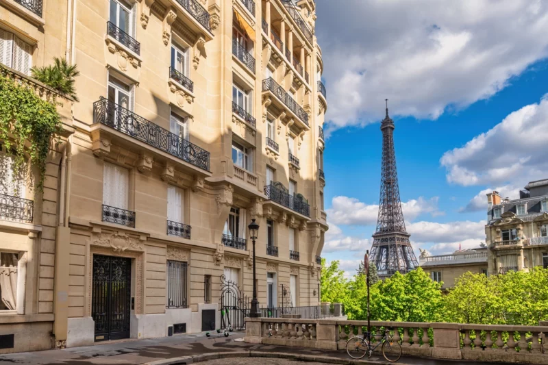 Vue recadrée sur les appartements avec studio à Paris et leur emplacement stratégique qui font d'eux un meilleur investissement