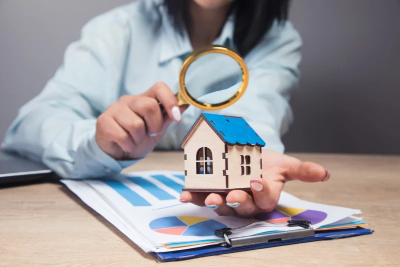 Une femme qui consulte une annonce immobilière pour trouver un bien immobilier où investir en France.