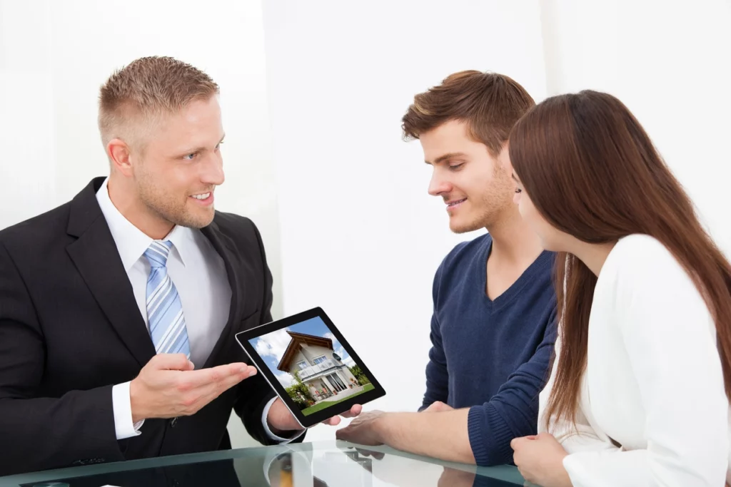 Un agent immobilier de myexpat qui conseille un couple d'investisseur expatrié pour leur projet de constituer un patrimoine en France