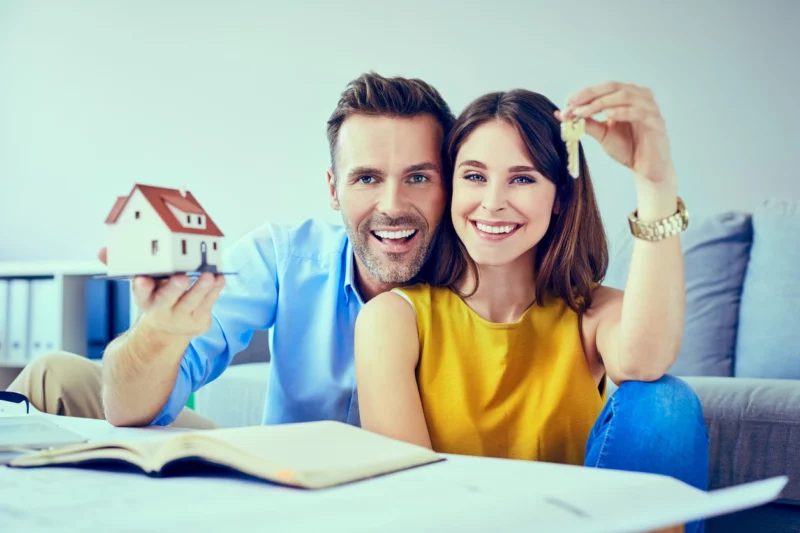 Un couple d'investisseur heureux de la réussite de leur premier investissement immobilier en France