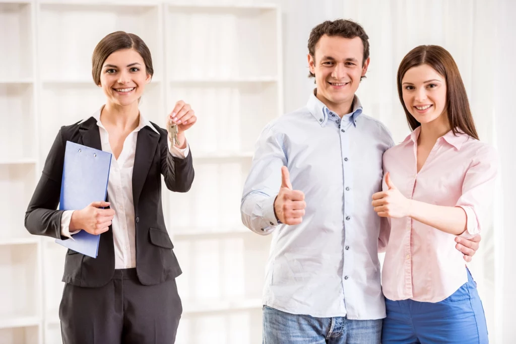 Un couple heureux d'avoir trouvé un bien immobilier via l'agence immobilière Myexpat