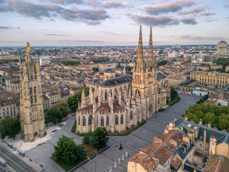 Une belle vue aérienne de la ville de Bordeaux illustrant l'attrait de la ville et le potentiel locatif de Bordeaux.