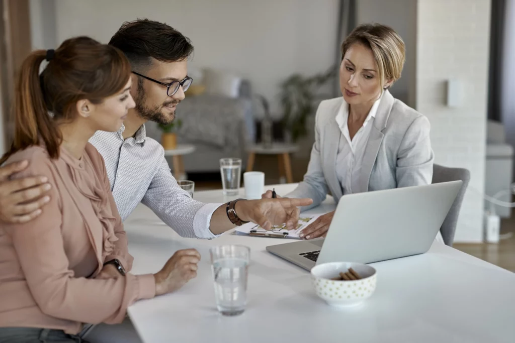 Avocats immobiliers analysant un contrat de vente pour un achat en Espagne.