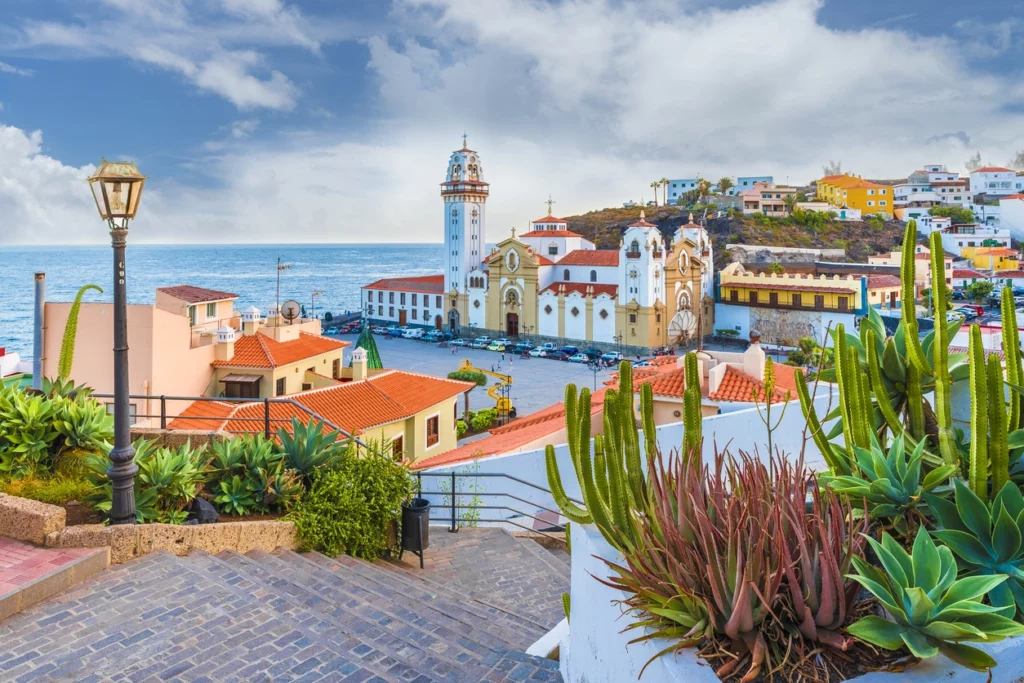 Plage et immeubles en bord de mer en Espagne, un cadre attractif pour les investisseurs.