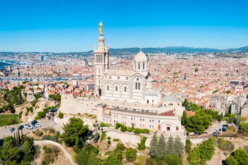 Vue aérienne de la ville de Marseille illustrant sa beauté et ses quartiers atypiques, idéaux pour un investissement immobilier.