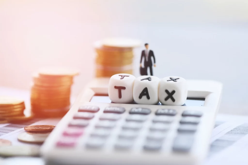 Image de fichiers et de dossiers sur une table avec une calculette pour calculer la fiscalité immobilière à Bali.