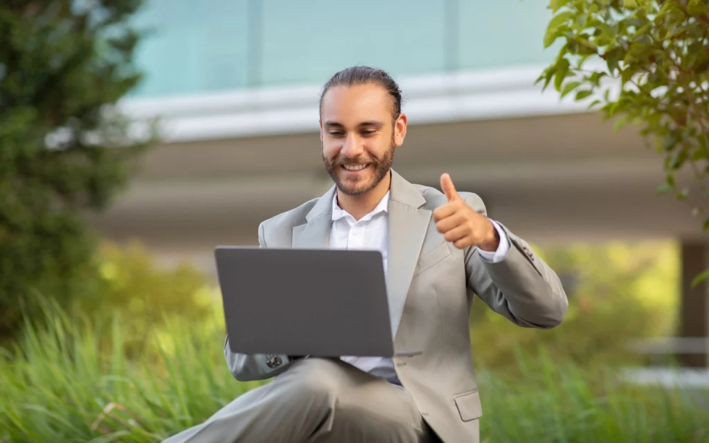 Un investisseur heureux à Bali qui étudie la fiscalité immobilière afin de mieux investir dans l'immobilier locatif à Bali.