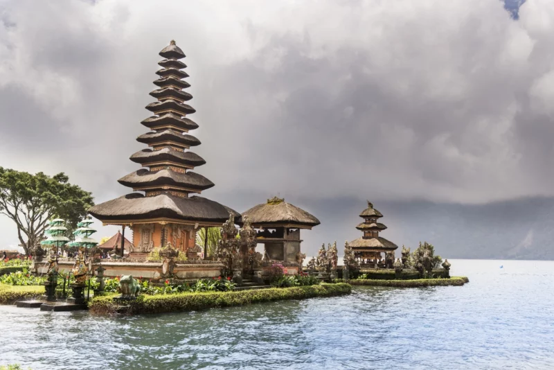 Image d'un temple à Bali montrant la beauté du pays et son attrait qui suscite l'intérêt des investisseurs étrangers.
