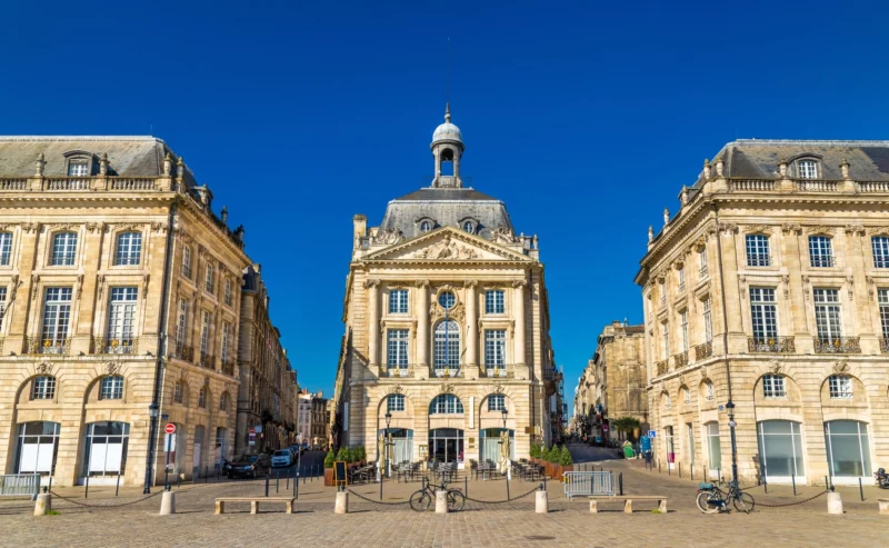 Une image de la ville de Bordeaux et une illustration comme guide de l'immobilier neuf et de l'investissement locatif à bordeaux.