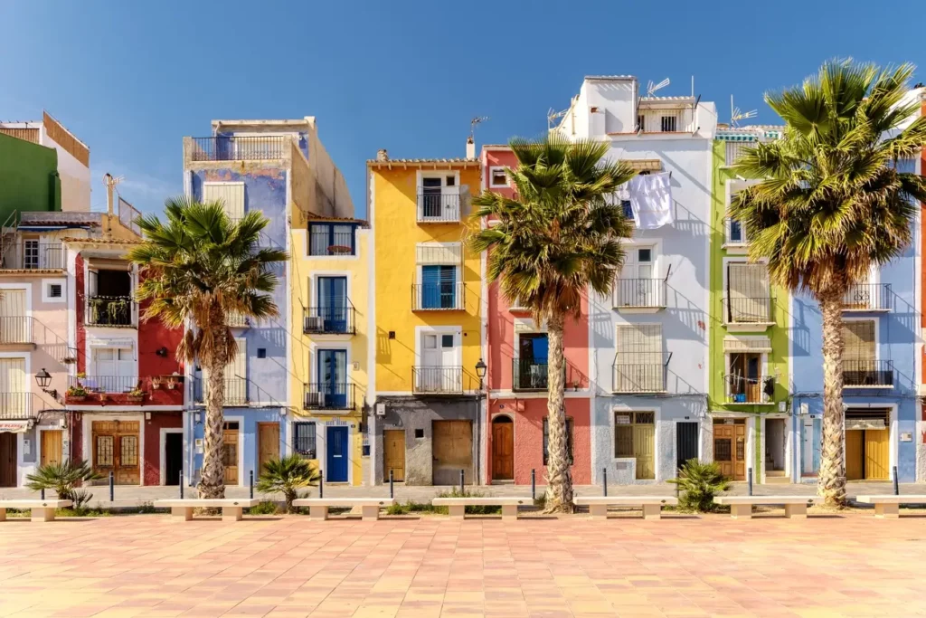 Plage ensoleillée sur la Costa del Sol, Espagne, l’Espagne reste une destination prisée pour l’achat d’une résidence secondaire au bord de la mer.
