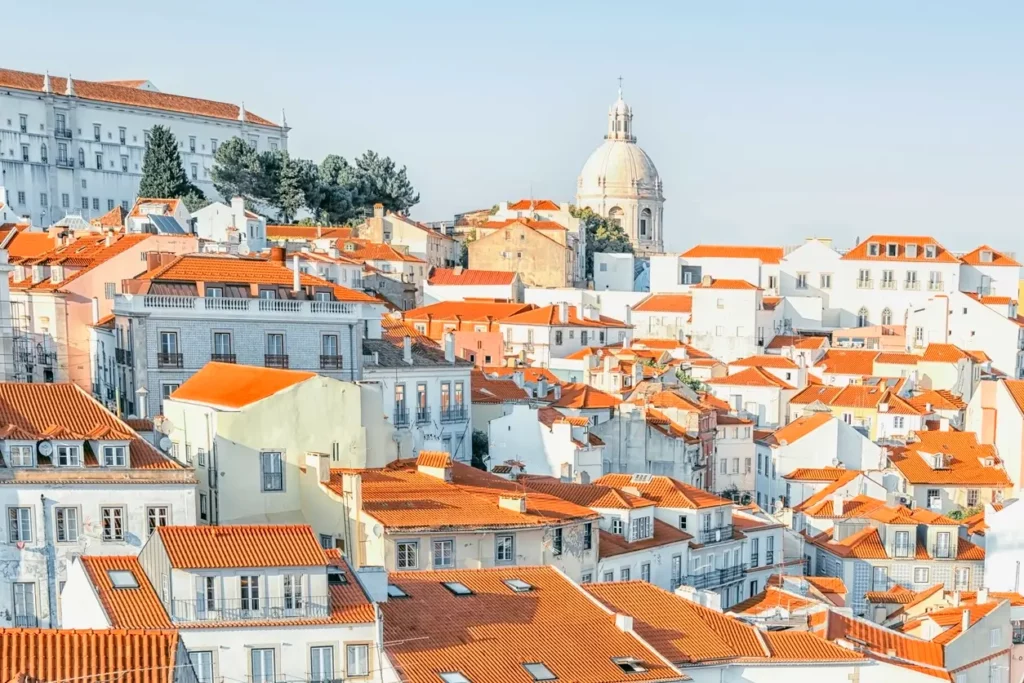 Vue panoramique de Lisbonne avec le Tage en arrière-plan, investir au Portugal séduit de plus en plus d’expatriés grâce à son marché immobilier attractif et sa qualité de vie.