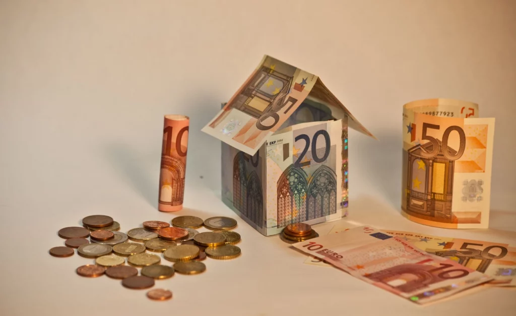 Image de billets illustrant la rentabilité locative d'un investissement locatif ancien à Paris.