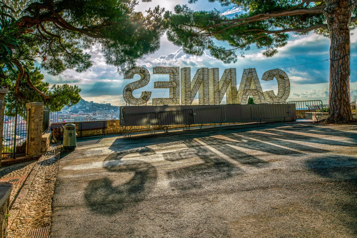 Un investissement locatif Cannes présente des avantages considérables.