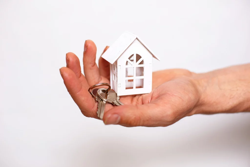 Photo d'une main tenant une clé illustrant l'investissement locatif clé en main avec Myexpat