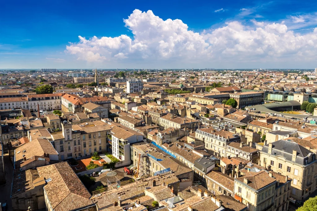 Une vue aérienne de la belle ville de Bordeaux qui illustre l'attrait et le potentiel de Bordeaux en matière d'investissement locatif.