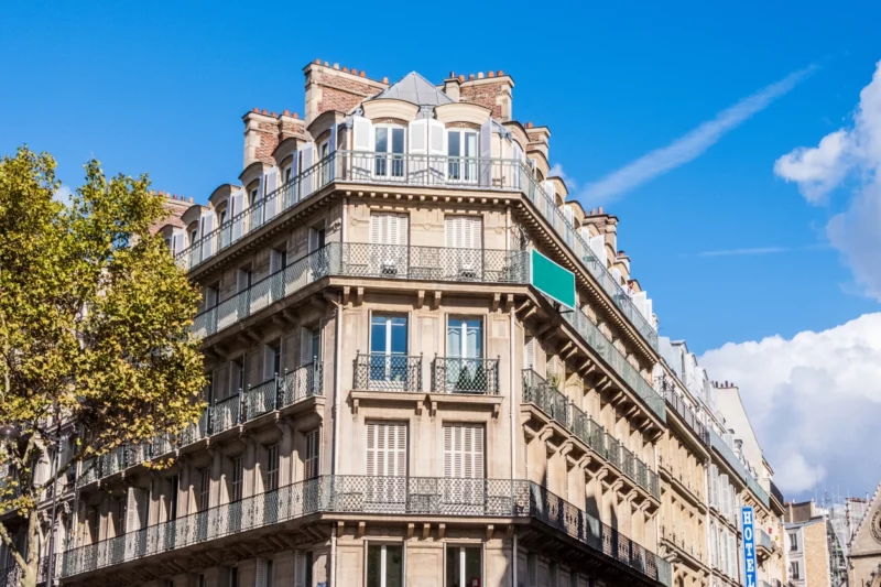Image d'un immeuble ancien à Paris qui a de la côte en matière de l'investissement locatif pour expatrié.