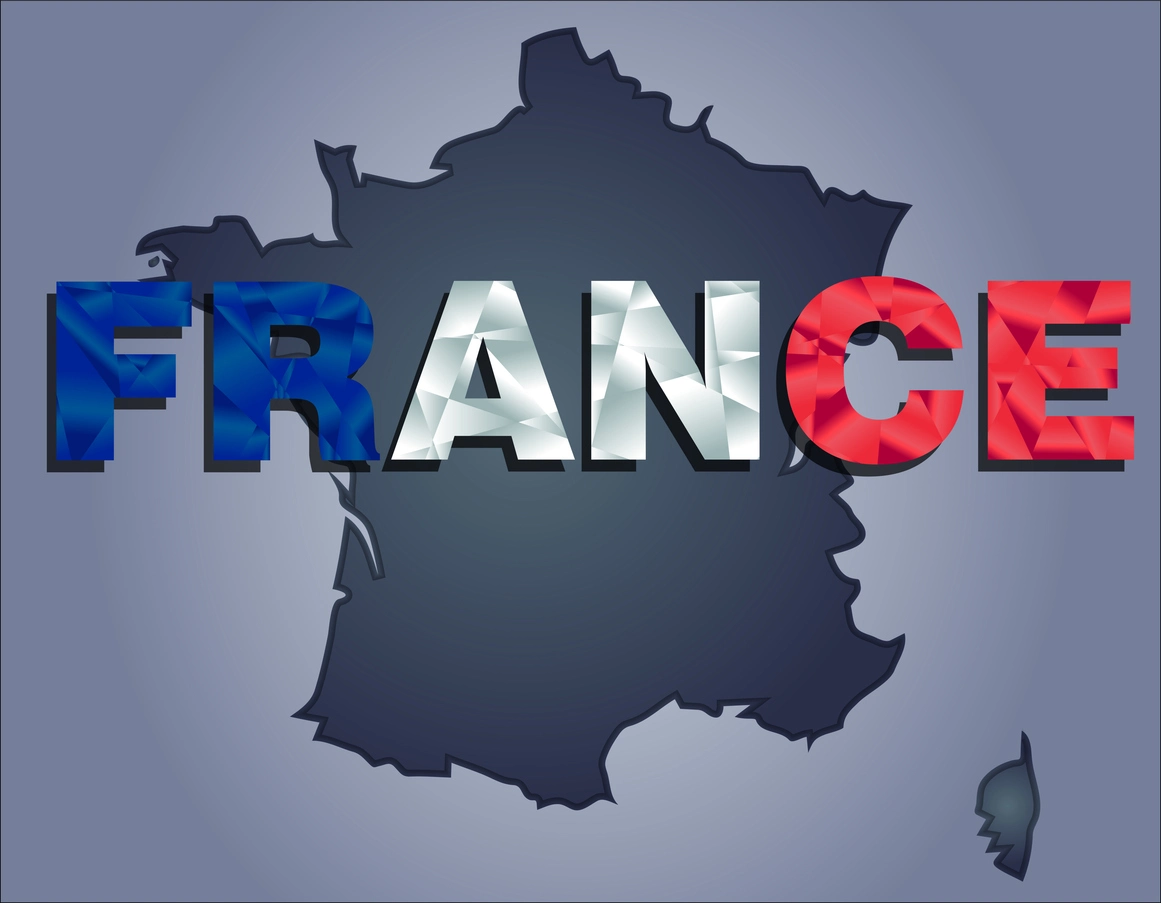 Carte de fond avec des lettres en capital marquées "FRANCE", illustrant les 60 villes à éviter pour un investissement locatif en France