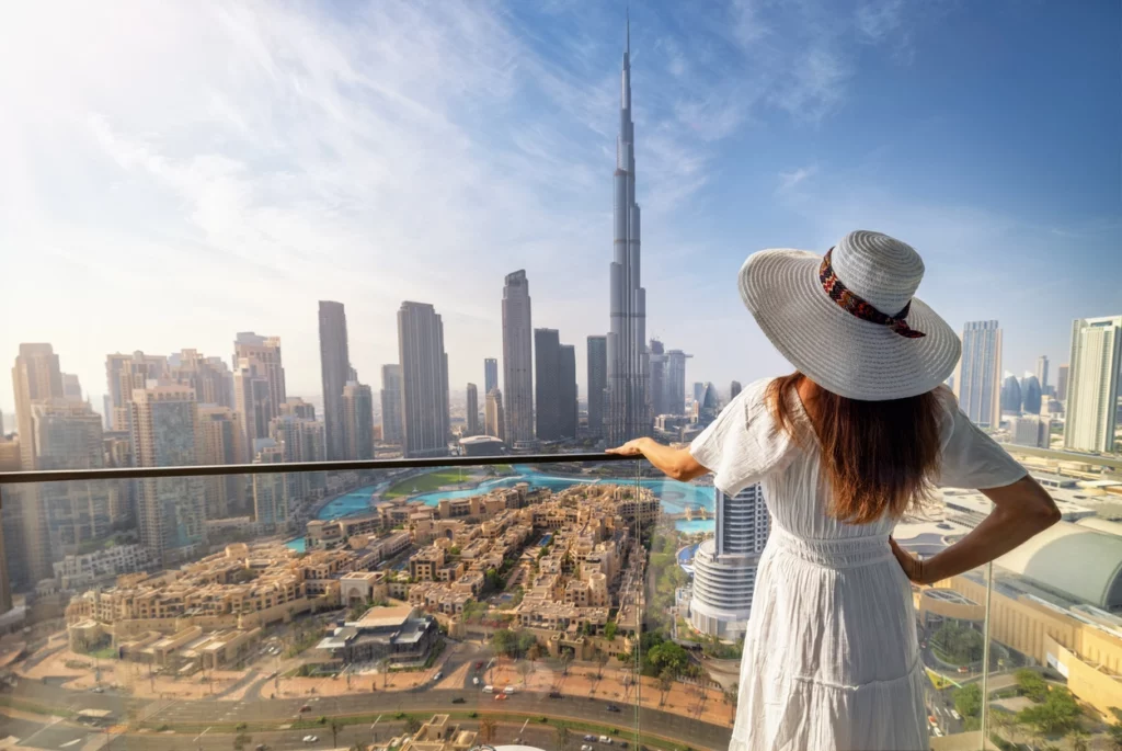 Appartement moderne à Dubaï avec vue sur la marina, idéal pour un achat immobilier rentable.

