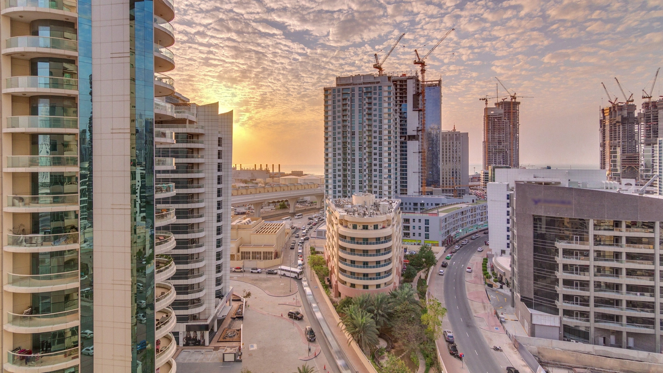 Appartement Dubai 100 000 euros avec balcon, situé à proximité des services essentiels.