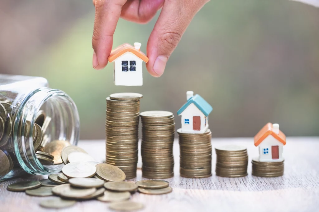 Image représentant un investisseur expatrié pilotant un projet locatif depuis l’étranger et qui ammasse des gains locatifs.