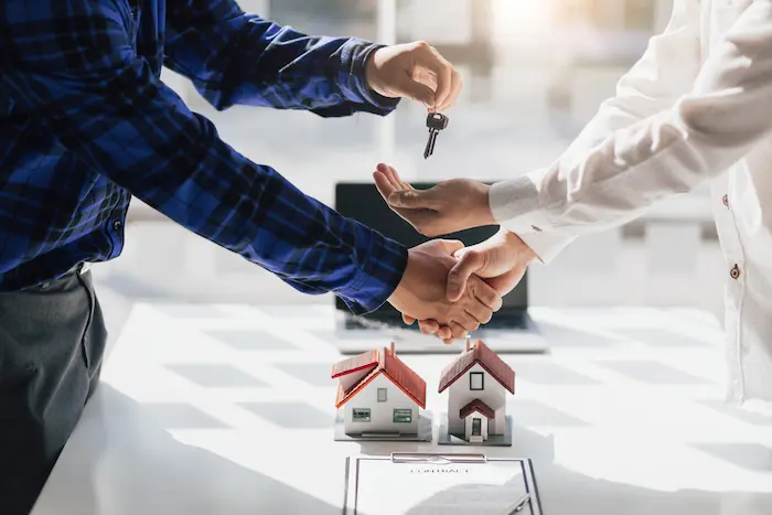 Un expatrié en visioconférence avec un courtier en crédit immobilier pour finaliser un financement immobilier expatrié en vue d’un achat de résidence secondaire à Paris.