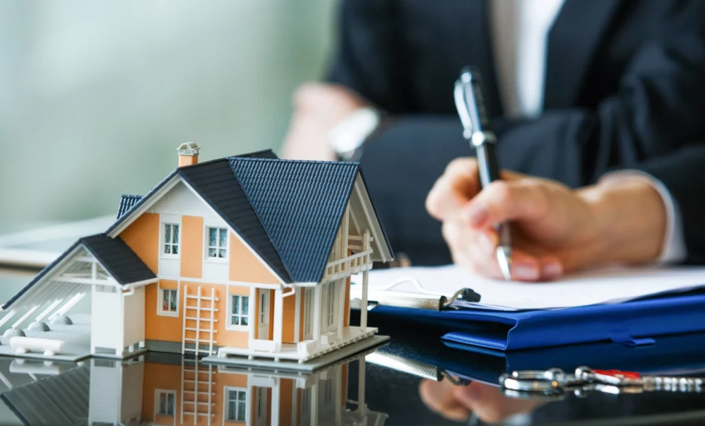 investisseurs étrangers découvrant un bien immobilier à l’Île Maurice avec un agent, dans le cadre d’un projet d’achat sécurisé en VEFA ou IRS.