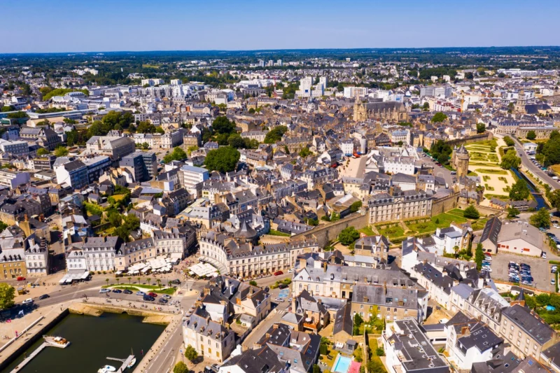 Vue d’un quartier résidentiel dynamique parfait pour investir achat d'un appartement locatif à Vannes, avec accès rapide au centre-ville et forte demande locative.