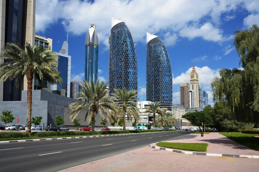 Vue intérieure d’un appartement Dubai 100 000 euros dans un quartier résidentiel moderne.